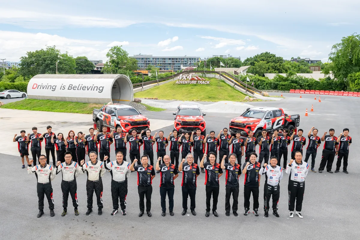 ทีม TOYOTA GAZOO Racing Thailand กับ Hilux TRAVO ทีม TOYOTA GAZOO Racing Thailand ถ่ายภาพร่วมกับรถแข่ง Toyota Hilux TRAVO ทั้ง 3 คัน ก่อนการแข่งขัน AXCR 2026