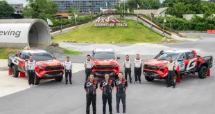รถแข่ง Toyota Hilux TRAVO 3 คันของ TOYOTA GAZOO Racing Thailand พร้อมทีมงานก่อนการแข่งขัน AXCR 2026