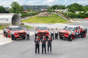 รถแข่ง Toyota Hilux TRAVO 3 คันของ TOYOTA GAZOO Racing Thailand พร้อมทีมงานก่อนการแข่งขัน AXCR 2026
