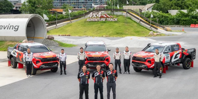 รถแข่ง Toyota Hilux TRAVO 3 คันของ TOYOTA GAZOO Racing Thailand พร้อมทีมงานก่อนการแข่งขัน AXCR 2026