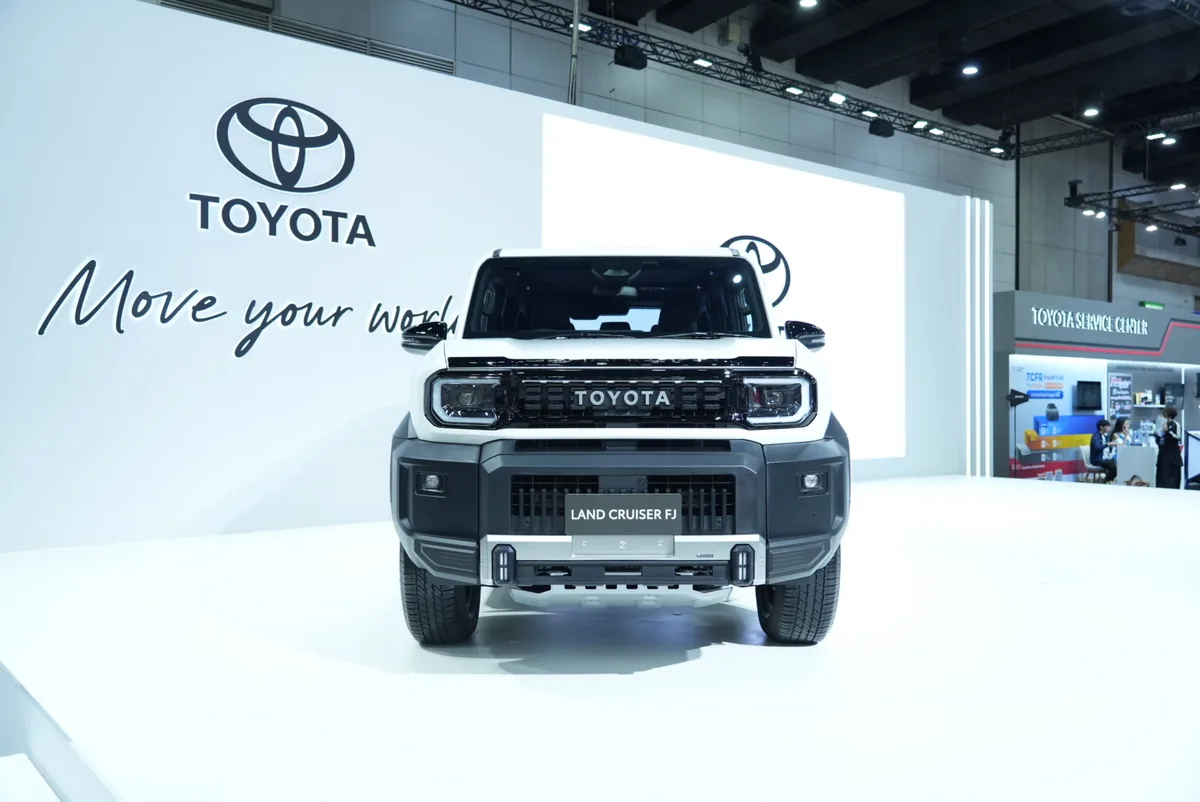 Toyota Land Cruiser FJ ด้านหน้าตรง Toyota Land Cruiser FJ สีขาว มุมด้านหน้าตรง จัดแสดงหน้าฉากโลโก้ Toyota
