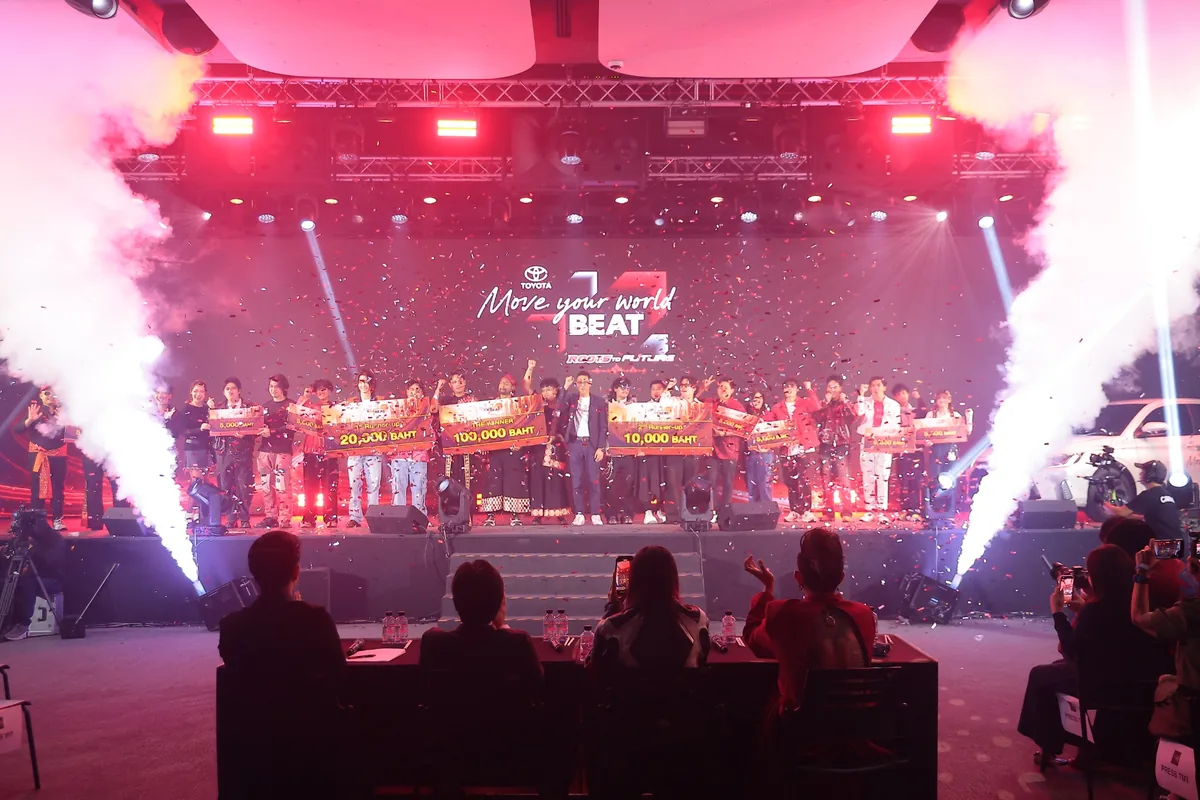 ผู้ชนะ TOYOTA Move Your World BEAT รับ 100,000 บาท บรรยากาศประกาศผล TOYOTA Move Your World BEAT: Roots to Future พร้อมผู้เข้าร่วมและป้ายเงินรางวัลบนเวที