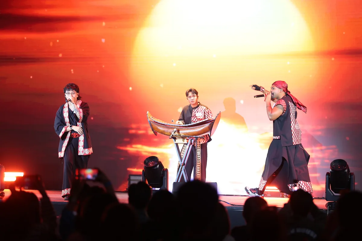 การแสดงสดบนเวที TOYOTA Move Your World BEAT ผู้เข้าแข่งขันสามคนแสดงสดบนเวที TOYOTA Move Your World BEAT: Roots to Future พร้อมผสมผสานดนตรีร่วมสมัยกับเครื่องดนตรีไทย