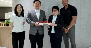 ผู้แทนจาก Toyota และ YouGov ร่วมถ่ายภาพพร้อมรางวัล YouGov ใต้ป้าย TOYOTA