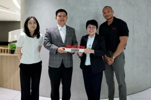 ผู้แทนจาก Toyota และ YouGov ร่วมถ่ายภาพพร้อมรางวัล YouGov ใต้ป้าย TOYOTA