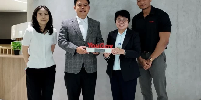 ผู้แทนจาก Toyota และ YouGov ร่วมถ่ายภาพพร้อมรางวัล YouGov ใต้ป้าย TOYOTA
