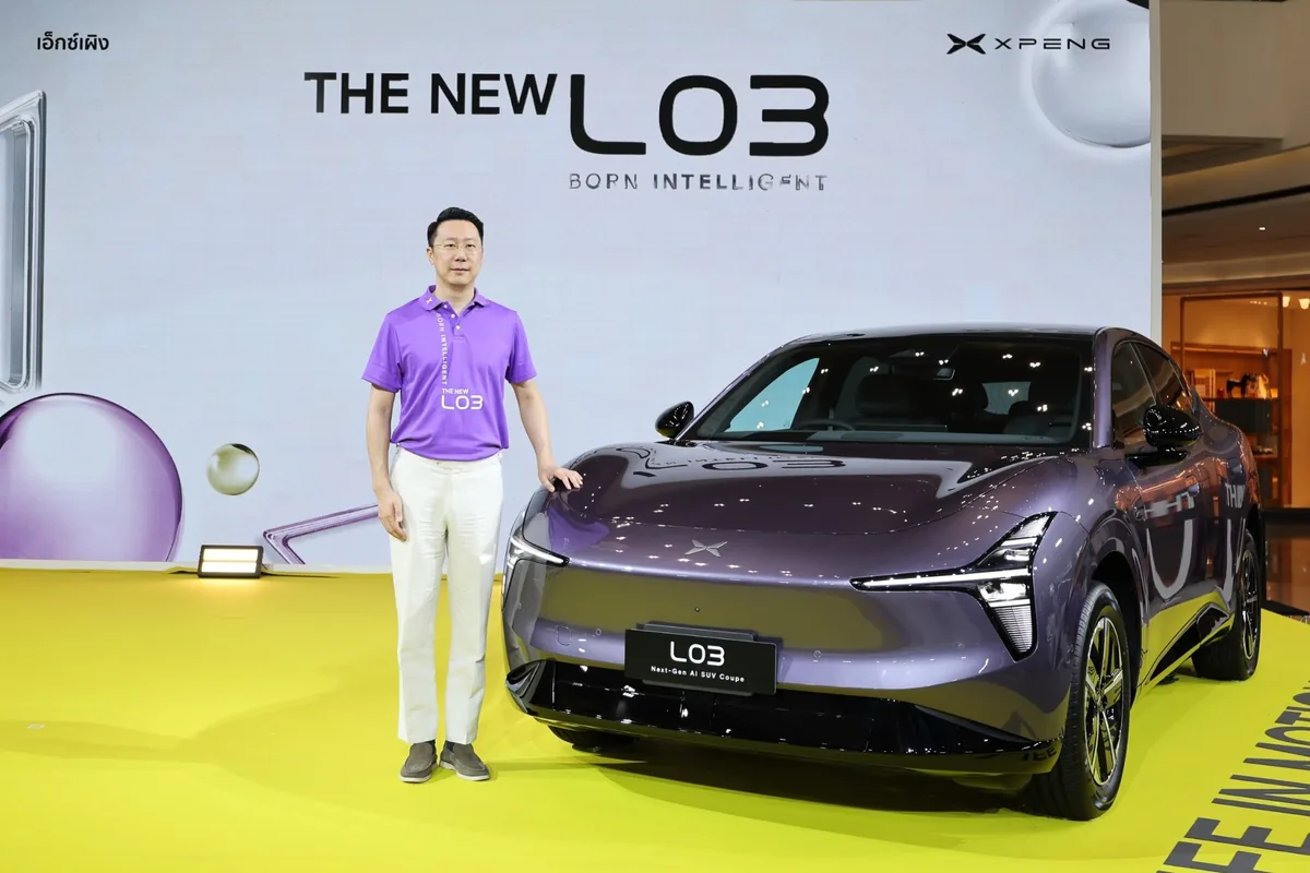 เจมส์ วู รองประธาน XPENG ผู้บริหาร XPENG ยืนข้าง THE NEW XPENG L03 ในงานเปิดตัวประเทศไทย