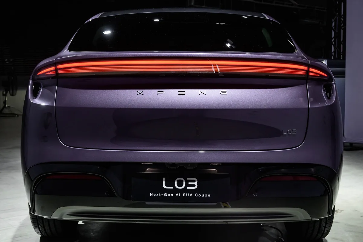 XPENG L03 มุมด้านหลังตรง THE NEW XPENG L03 มุมด้านหลังตรง พร้อมไฟท้าย LED พาดเต็มความกว้างตัวรถ