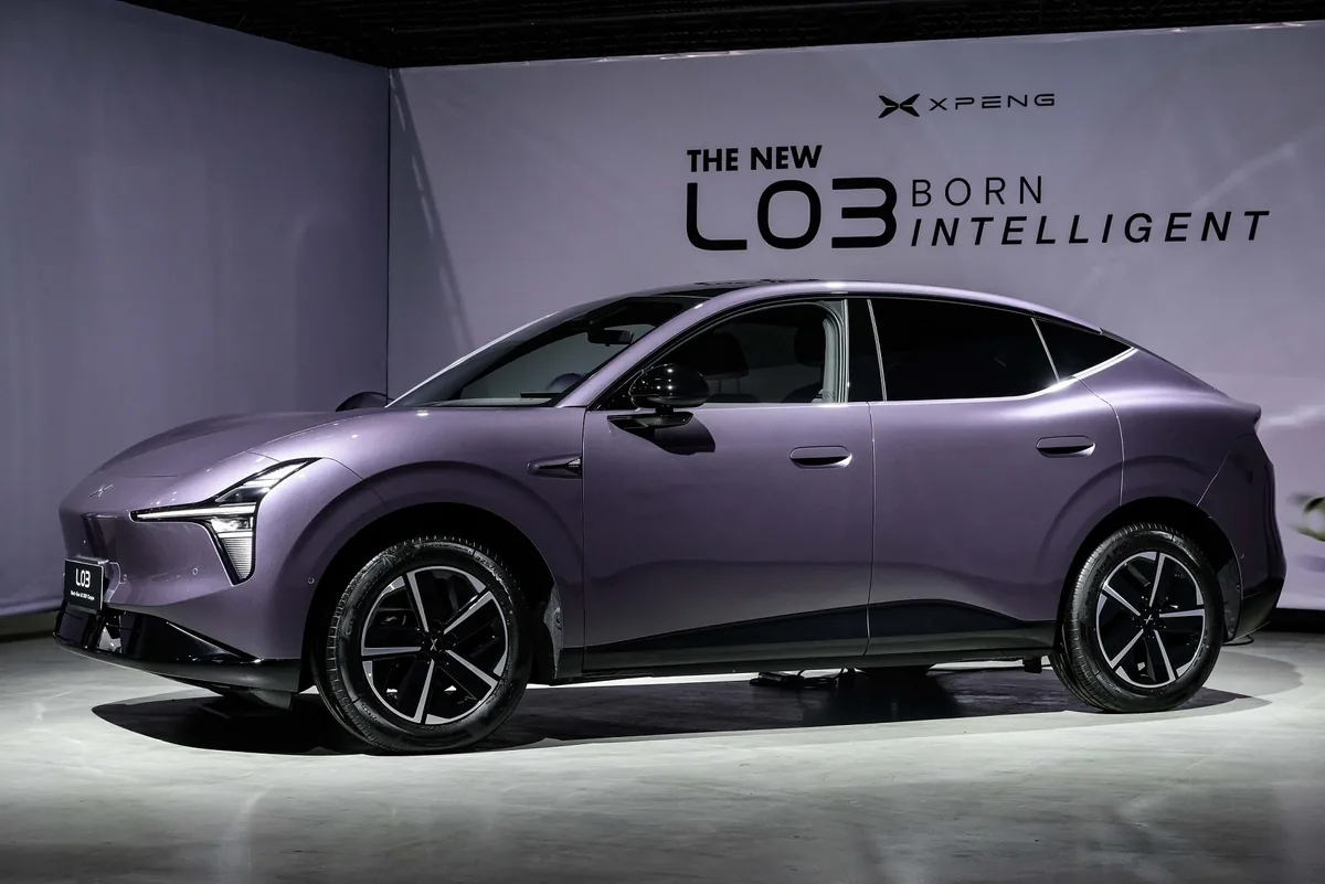 XPENG L03 มุมด้านข้าง THE NEW XPENG L03 มุมด้านข้าง โชว์ตัวถัง SUV Coupe และเส้นสายรอบคัน