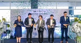 พิธีตัดริบบิ้นเปิดโชว์รูม XPENG Phetkasem มีผู้ร่วมพิธี 5 คนบนเวที