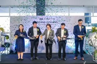 พิธีตัดริบบิ้นเปิดโชว์รูม XPENG Phetkasem มีผู้ร่วมพิธี 5 คนบนเวที