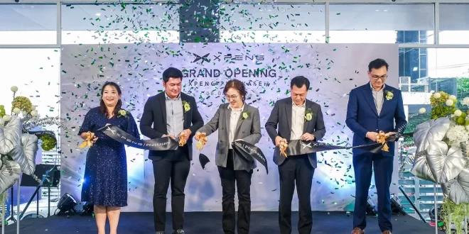 พิธีตัดริบบิ้นเปิดโชว์รูม XPENG Phetkasem มีผู้ร่วมพิธี 5 คนบนเวที