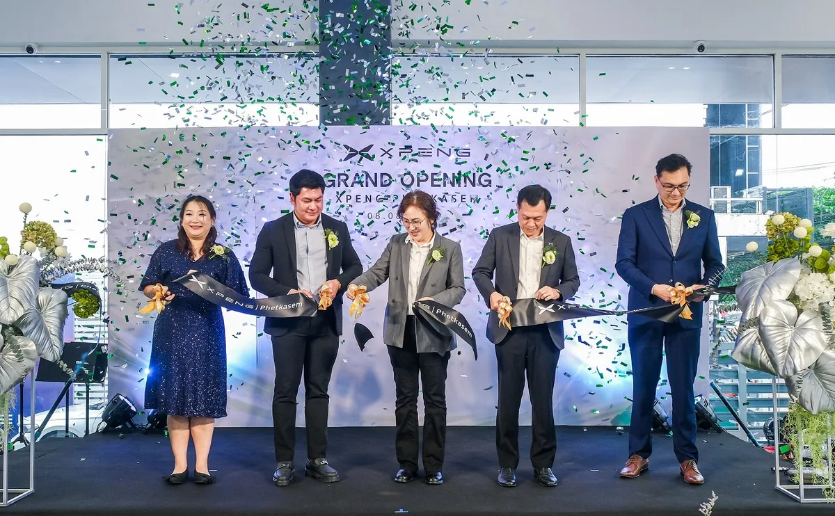 พิธีตัดริบบิ้น XPENG Phetkasem พิธีตัดริบบิ้นเปิดโชว์รูม XPENG Phetkasem มีผู้ร่วมพิธี 5 คนบนเวที