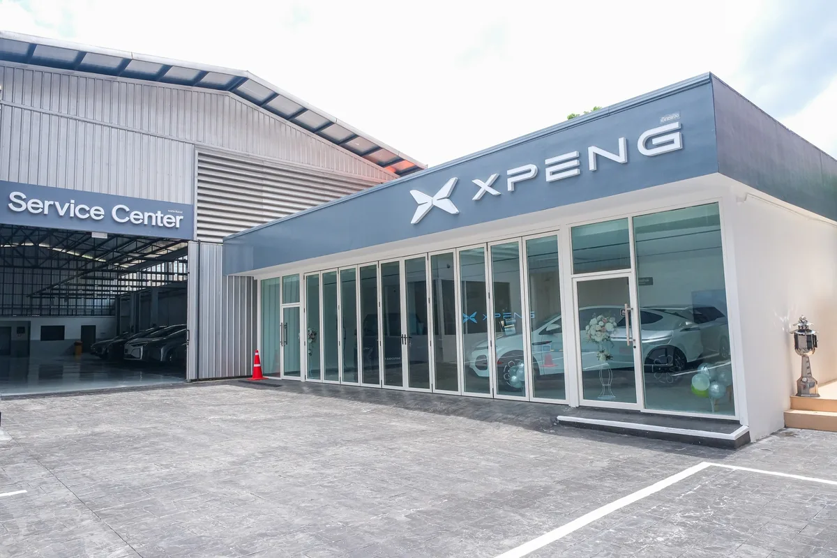 ศูนย์บริการ XPENG เพชรเกษม อาคารศูนย์บริการ XPENG พร้อมป้าย Service Center และพื้นที่รับรถ