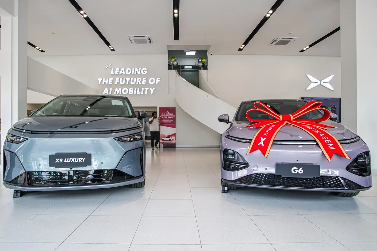 XPENG X9 Luxury และ G6 ในโชว์รูม รถ XPENG X9 Luxury และ XPENG G6 จัดแสดงภายในโชว์รูม XPENG เพชรเกษม