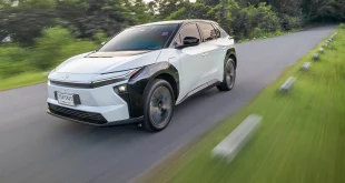 Toyota bZ4X ปี 2026 ขณะขับขี่ทดสอบประสิทธิภาพการเก็บเสียงห้องโดยสารบนถนน