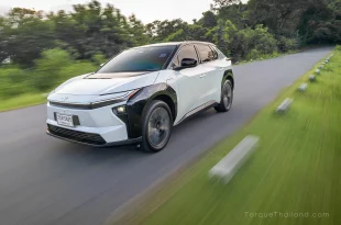 Toyota bZ4X ปี 2026 ขณะขับขี่ทดสอบประสิทธิภาพการเก็บเสียงห้องโดยสารบนถนน