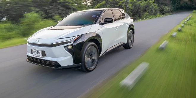 Toyota bZ4X ปี 2026 ขณะขับขี่ทดสอบประสิทธิภาพการเก็บเสียงห้องโดยสารบนถนน