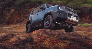 Toyota Land Cruiser FJ ใหม่ รุ่นปี 2026 รถเต็มคันมุมหน้าขวา ราคาจำหน่ายอย่างเป็นทางการในประเทศไทย 1,269,000 บาท