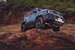 Toyota Land Cruiser FJ ใหม่ รุ่นปี 2026 รถเต็มคันมุมหน้าขวา ราคาจำหน่ายอย่างเป็นทางการในประเทศไทย 1,269,000 บาท