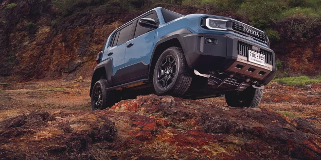 Toyota Land Cruiser FJ ใหม่ รุ่นปี 2026 รถเต็มคันมุมหน้าขวา ราคาจำหน่ายอย่างเป็นทางการในประเทศไทย 1,269,000 บาท