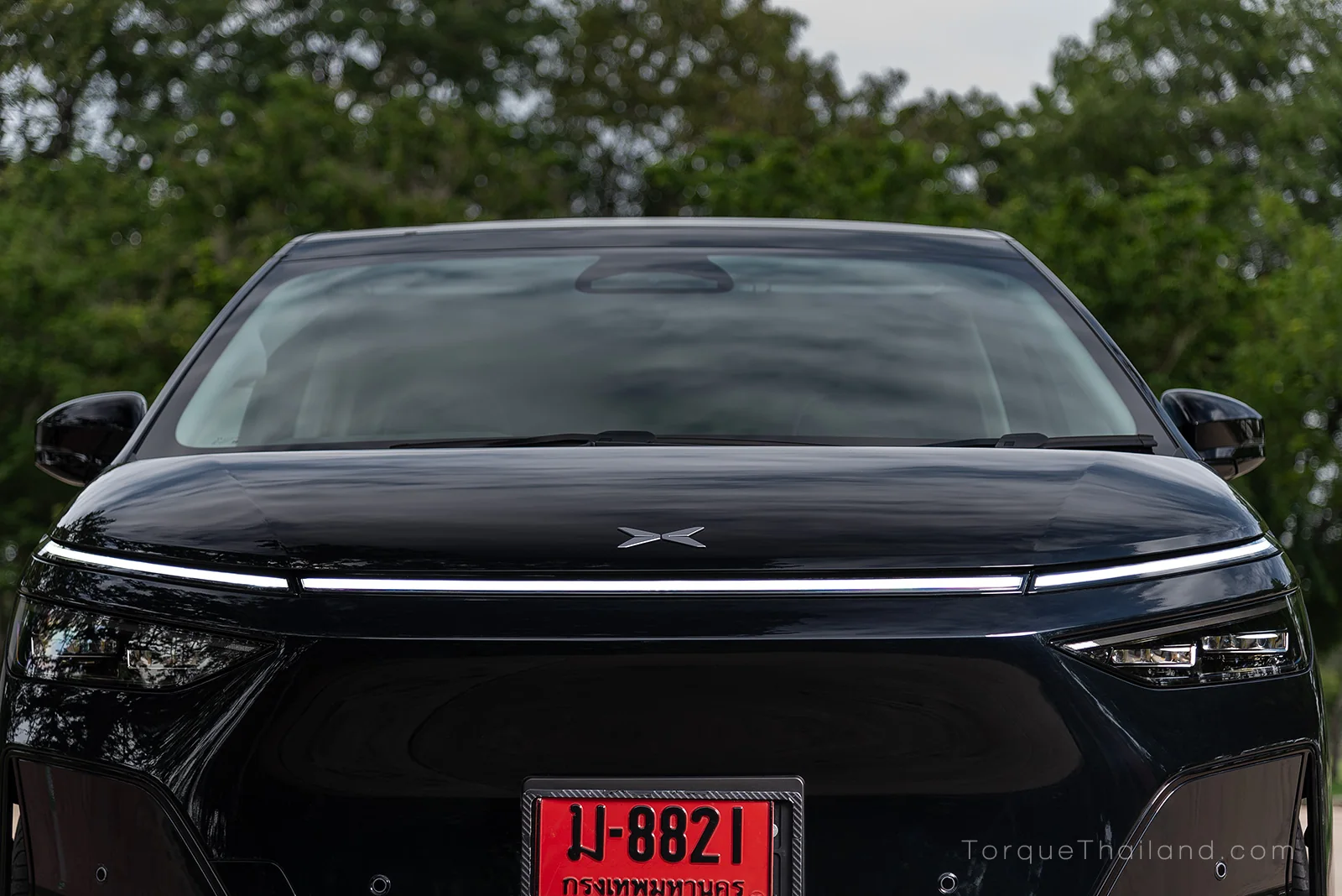 ชุดไฟ DRL แบบ 3 ชิ้น วางยาวตลอดความกว้างบริเวณด้านบนสุดของหน้ารถ XPeng X9