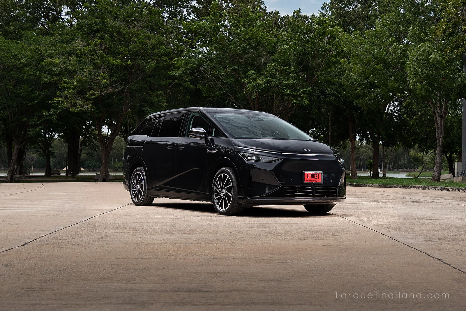 รถยนต์ไฟฟ้า XPeng X9 ตัวถังสีดำมุมมองหน้าขวา แสดงราคาจำหน่ายรุ่น Premium 2,399,000 บาท, Executive 2,599,000 บาท และ Luxury 2,799,000 บาท