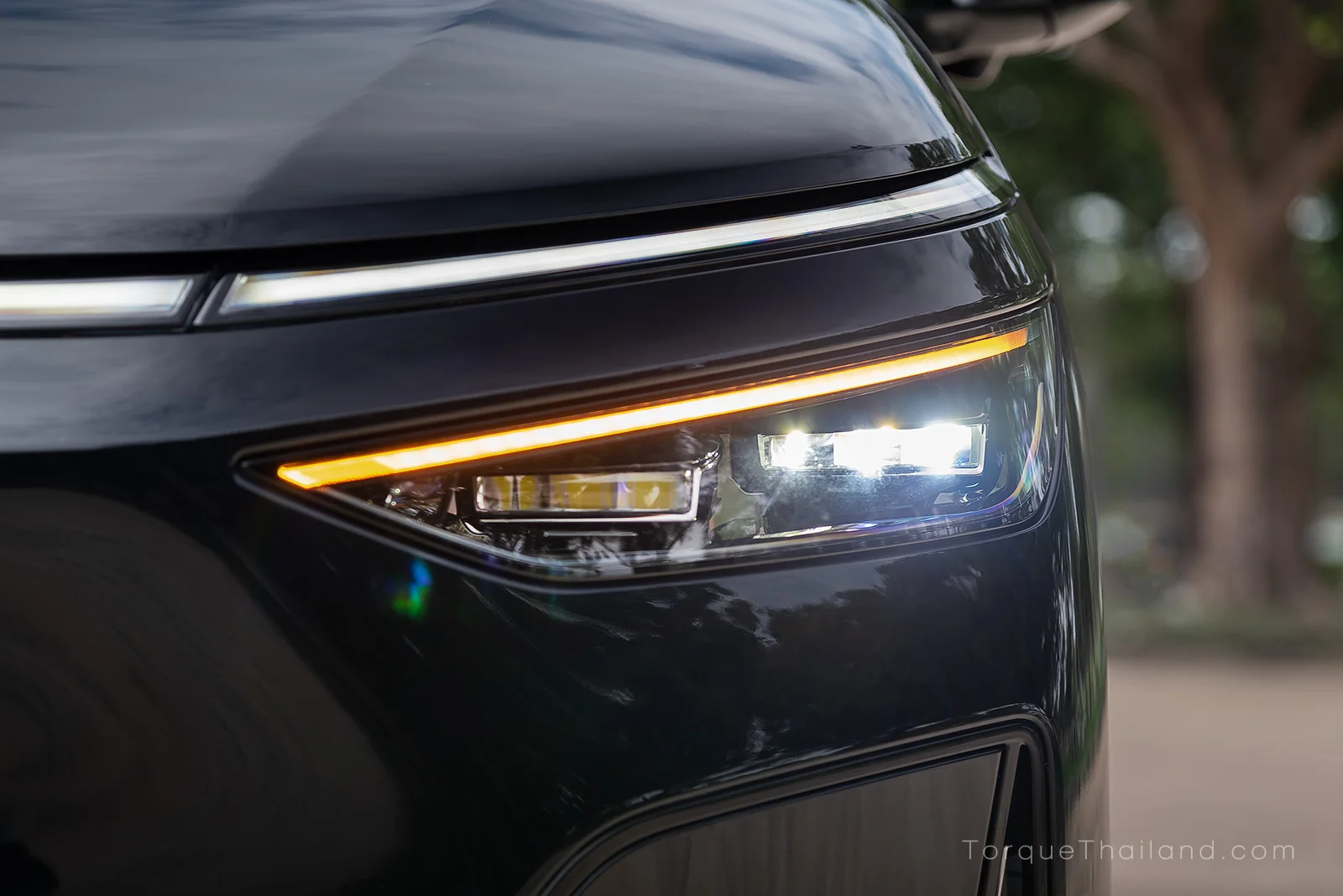 ชุดไฟหน้า Full-LED พร้อมไฟเลี้ยวแบบ Sequential ด้านหน้ารถ XPeng X9