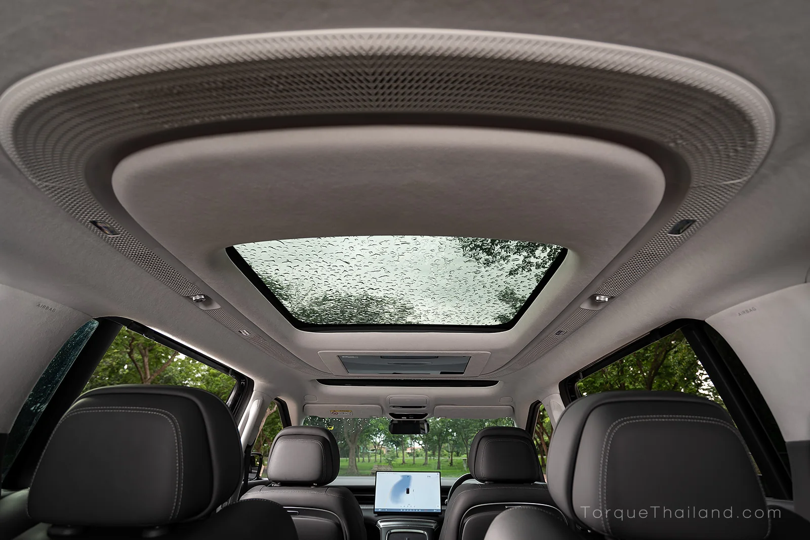 ช่องแอร์แบบ Wrap-around บนเพดานห้องโดยสาร ช่วยกระจายความเย็นรอบทิศทางโดยไม่มีกระแสลมพุ่งตรงมาที่ผู้โดยสาร