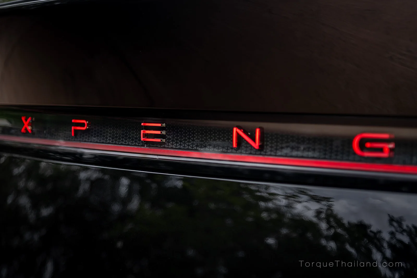 สัญลักษณ์อักษร 'X P E N G' แบบเรืองแสง บริเวณกึ่งกลางของชุดไฟท้าย