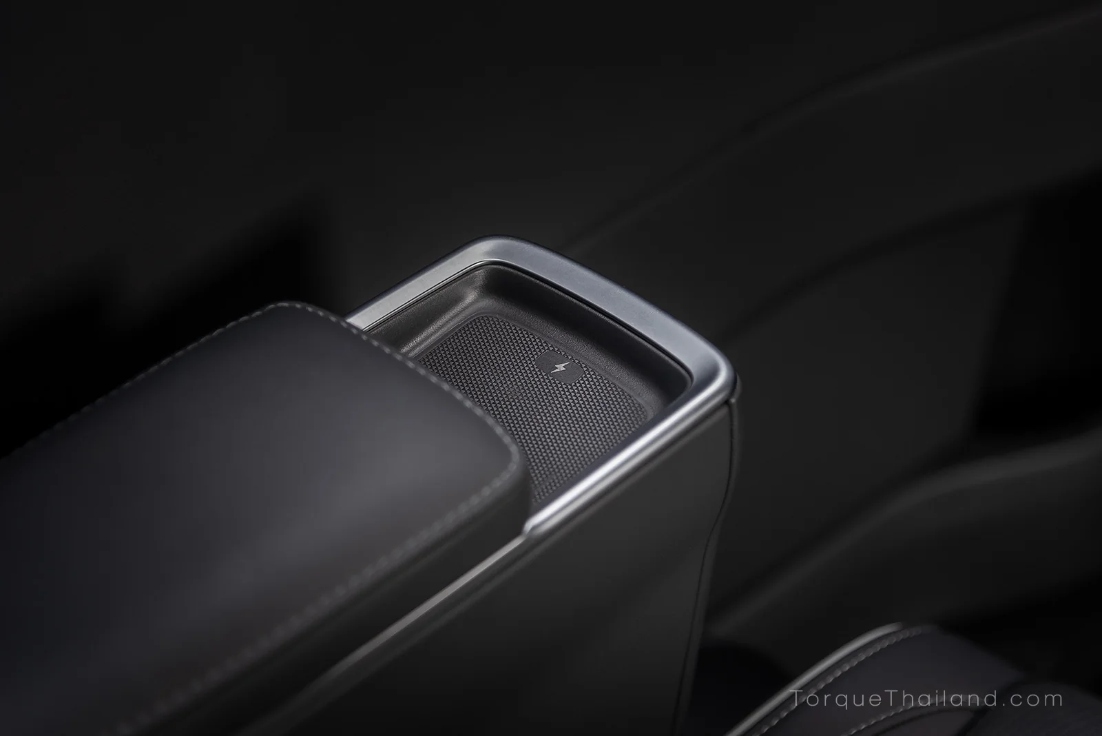 แท่นชาร์จไร้สาย Wireless Charger กำลังไฟ 50W บริเวณที่วางแขนของเบาะแถวที่สอง