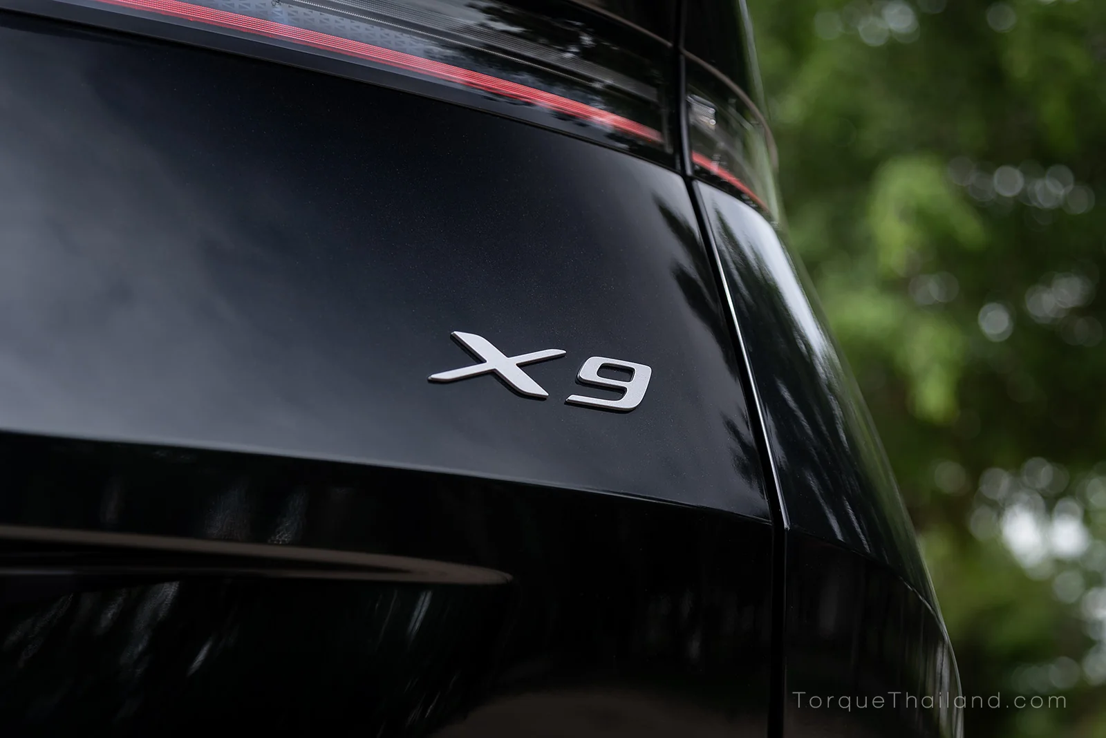 สัญลักษณ์ชื่อรุ่น 'X9' บริเวณฝาท้ายรถยนต์ไฟฟ้า XPeng X9