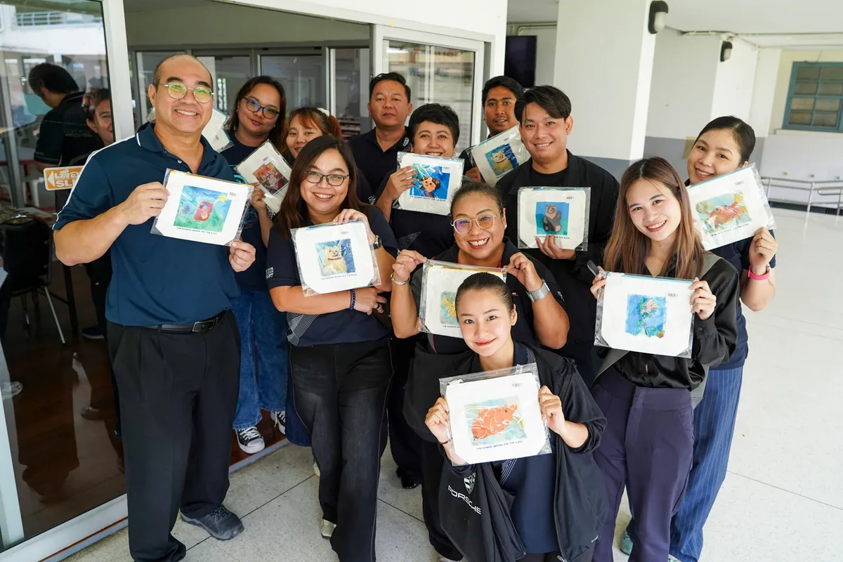 ผู้เข้าร่วมกิจกรรม AAS CARE 4KIDS กับผลงานศิลปะ ผู้เข้าร่วมกิจกรรม AAS CARE 4KIDS ถือผลงานภาพศิลปะถ่ายรูปร่วมกัน