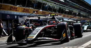 รถแข่งหมายเลข 17 ของทีม ART Grand Prix ในพิทเลนระหว่างการแข่งขัน FIA Formula 2 ที่มอนซา