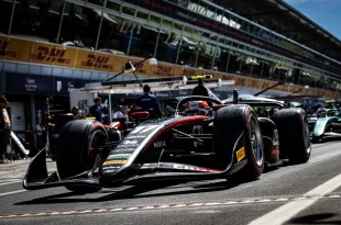 รถแข่งหมายเลข 17 ของทีม ART Grand Prix ในพิทเลนระหว่างการแข่งขัน FIA Formula 2 ที่มอนซา