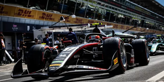 รถแข่งหมายเลข 17 ของทีม ART Grand Prix ในพิทเลนระหว่างการแข่งขัน FIA Formula 2 ที่มอนซา