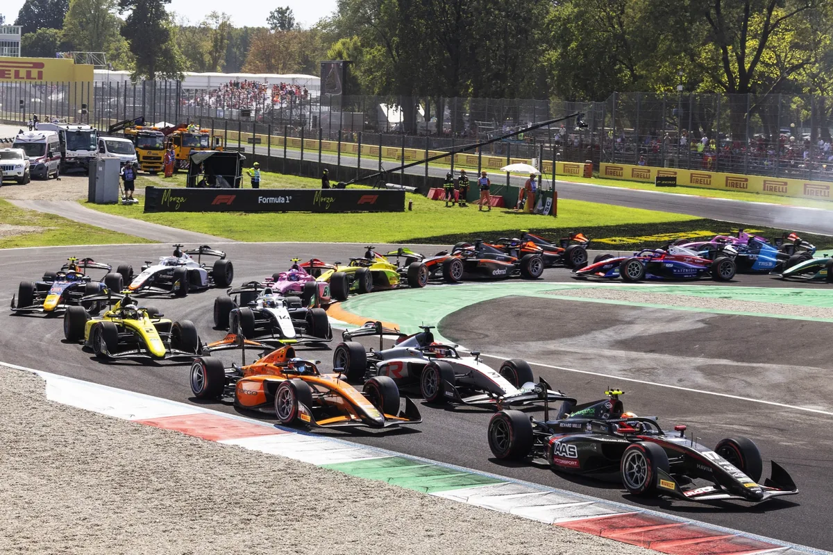 จังหวะการแข่งขัน F2 ที่มอนซา รถแข่งหลายคันในศึก FIA Formula 2 ระหว่างแข่งขันที่มอนซา โดยมีรถหมายเลข 17 อยู่ด้านหน้า