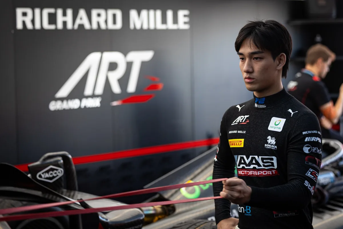 ทัศนพล อินทรภูวศักดิ์ กับทีม ART Grand Prix ทัศนพล อินทรภูวศักดิ์ ในชุดแข่งของ ART Grand Prix ขณะอยู่ข้างรถแข่ง Formula 2