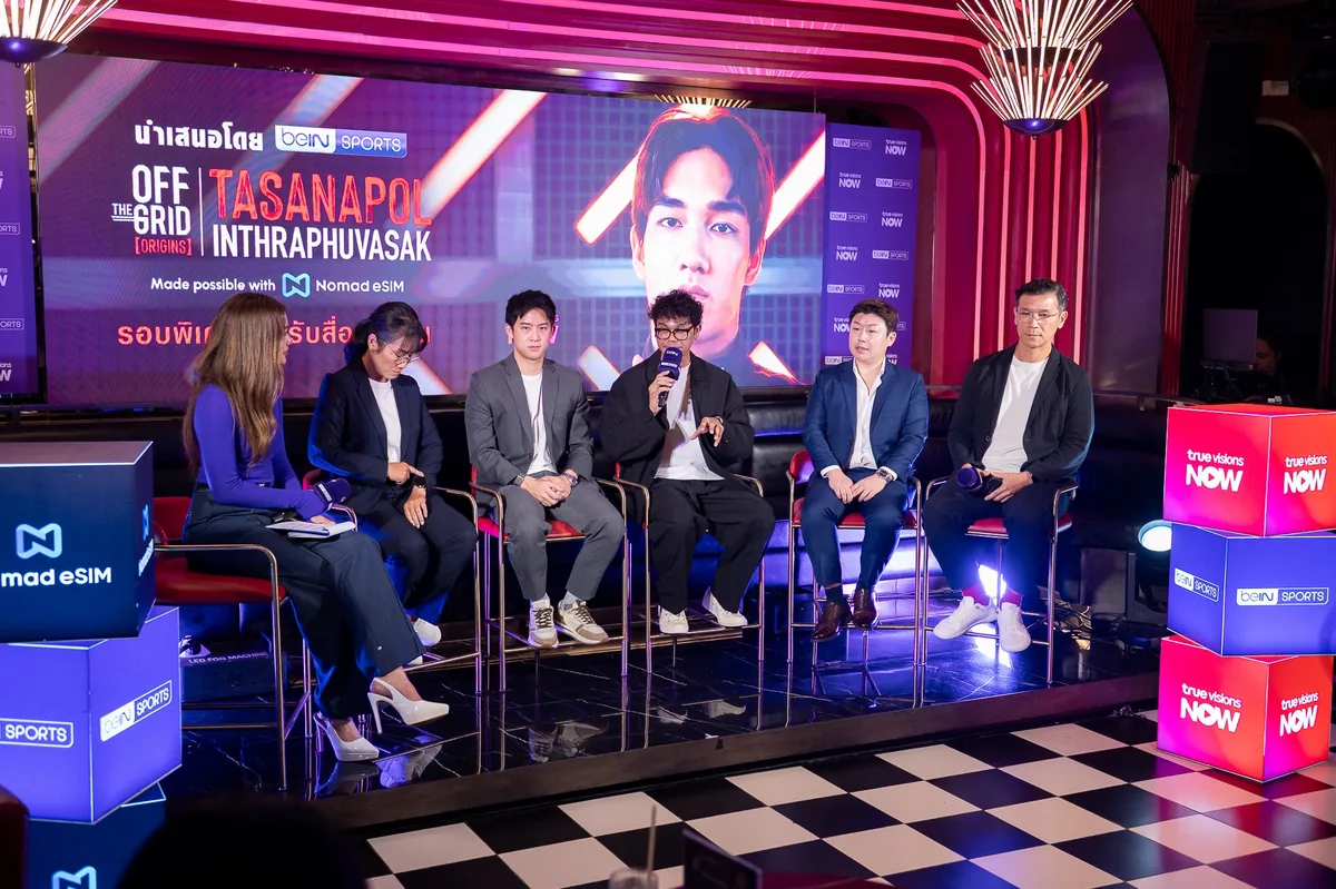 เวทีเสวนา Off the Grid Origins เวทีเสวนาในงาน Off the Grid Origins presented by beIN SPORTS พร้อมผู้ร่วมเสวนาหลายคนบนเวที