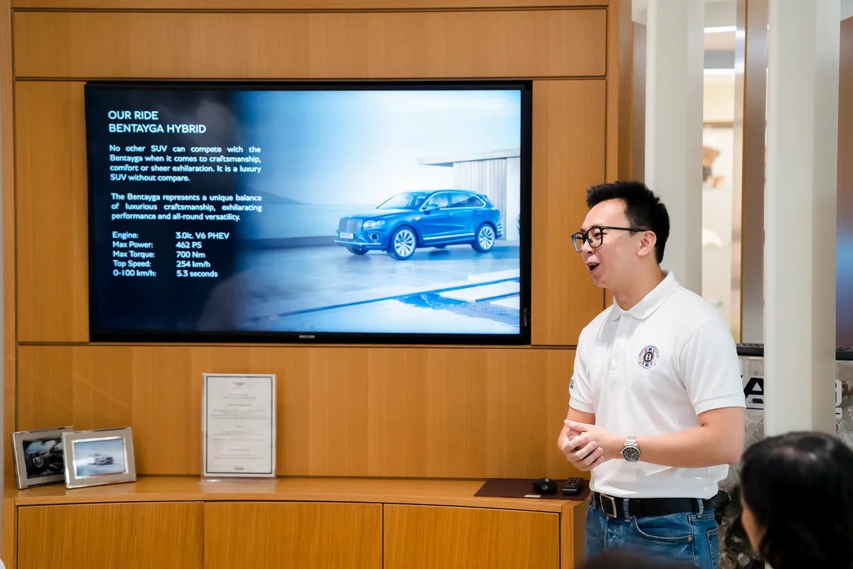 การนำเสนอ Bentayga Hybrid ที่ Bentley Bangkok ผู้บรรยายภายในโชว์รูม Bentley Bangkok พร้อมจอแสดงข้อมูล Bentayga Hybrid