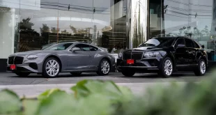 รถ Bentley Continental GT สีเทาและ Bentley Bentayga Hybrid สีดำจอดหน้าศูนย์ Bentley Bangkok