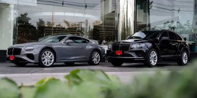 รถ Bentley Continental GT สีเทาและ Bentley Bentayga Hybrid สีดำจอดหน้าศูนย์ Bentley Bangkok