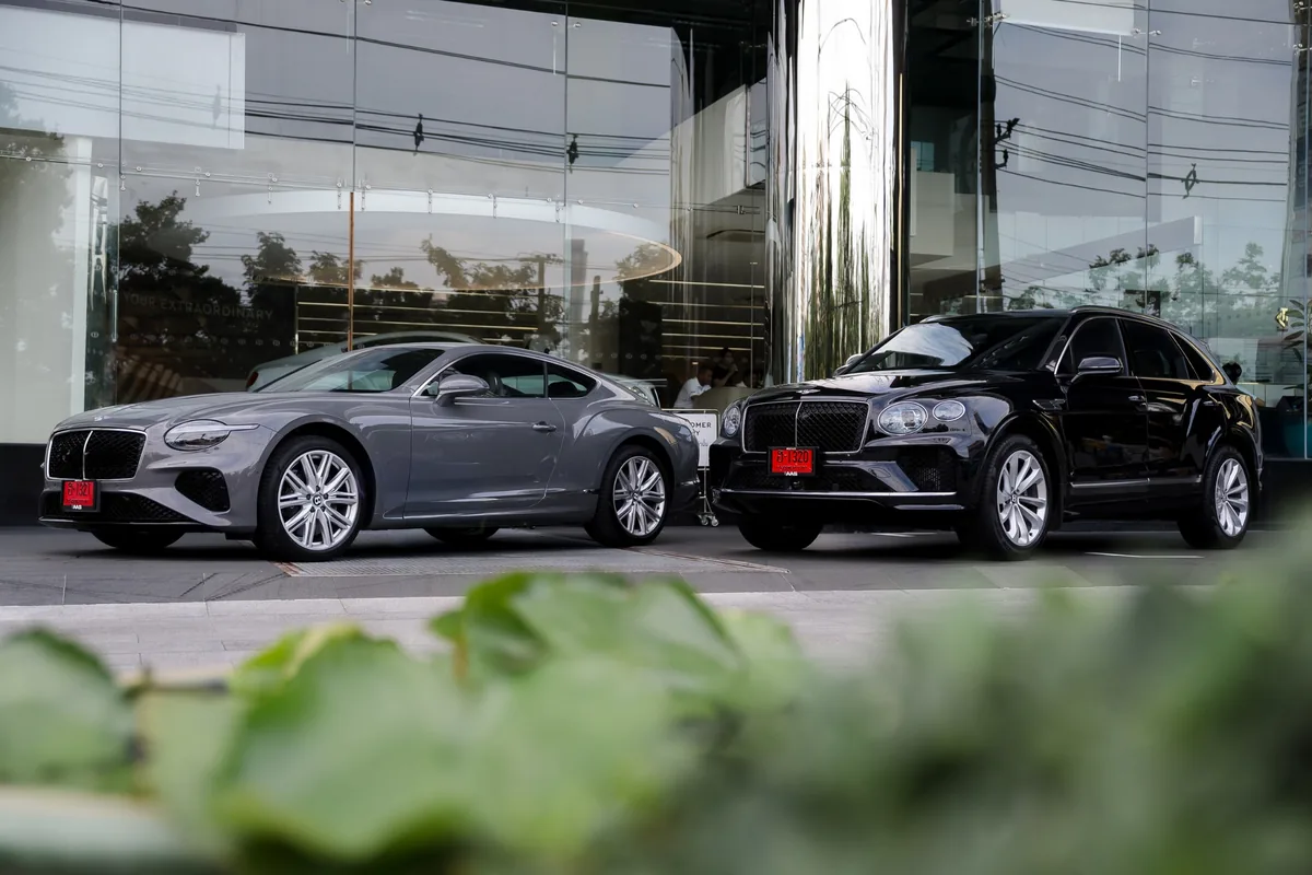 Continental GT และ Bentayga Hybrid หน้าศูนย์ Bentley Bangkok รถ Bentley Continental GT สีเทาและ Bentley Bentayga Hybrid สีดำจอดหน้าศูนย์ Bentley Bangkok