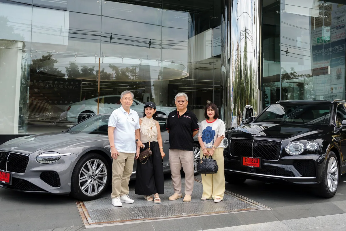 ผู้เข้าร่วมกิจกรรม Bentley Wellbeing Drive 2026 ผู้เข้าร่วมกิจกรรม Bentley Bangkok Wellbeing Drive 2026 ถ่ายภาพร่วมกับ Bentley Continental GT และ Bentayga Hybrid หน้าศูนย์ Bentley Bangkok