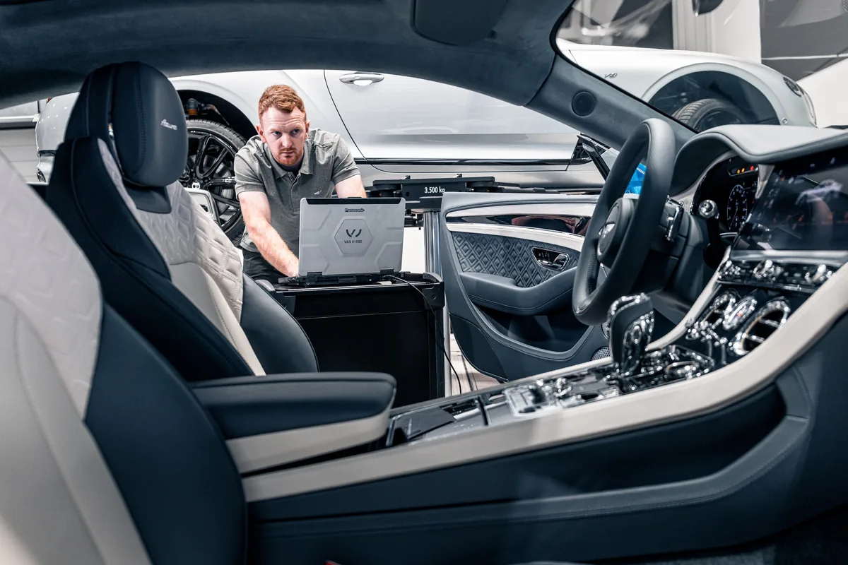 ตรวจวิเคราะห์ภายใน Bentley Continental GT เจ้าหน้าที่ตรวจวิเคราะห์ระบบภายในห้องโดยสาร Bentley Continental GT ด้วยอุปกรณ์คอมพิวเตอร์