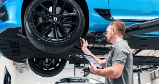 เจ้าหน้าที่ตรวจสอบช่วงล่าง Bentley Continental GT ภายในศูนย์บริการ