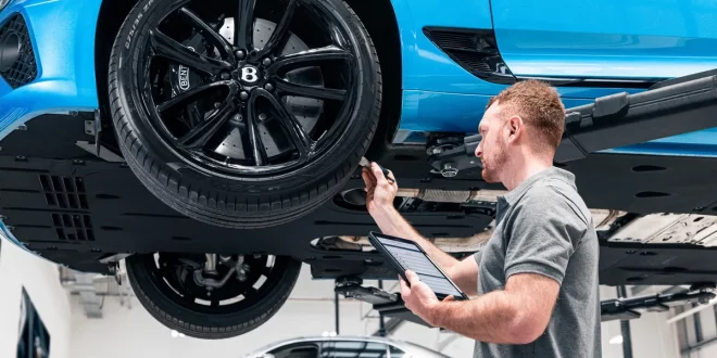 เจ้าหน้าที่ตรวจสอบช่วงล่าง Bentley Continental GT ภายในศูนย์บริการ