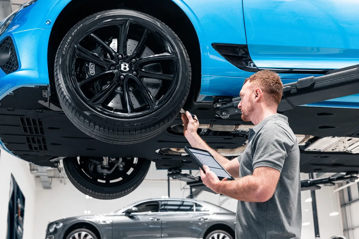 ตรวจสอบช่วงล่าง Bentley Continental GT เจ้าหน้าที่ตรวจสอบช่วงล่าง Bentley Continental GT ภายในศูนย์บริการ