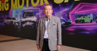 นายจรวย ขันมณี ประธานกรรมการบริหาร ยานยนต์สแควร์ กรุ๊ป ยืนหน้าฉาก BIG MOTOR SALE