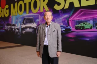 นายจรวย ขันมณี ประธานกรรมการบริหาร ยานยนต์สแควร์ กรุ๊ป ยืนหน้าฉาก BIG MOTOR SALE